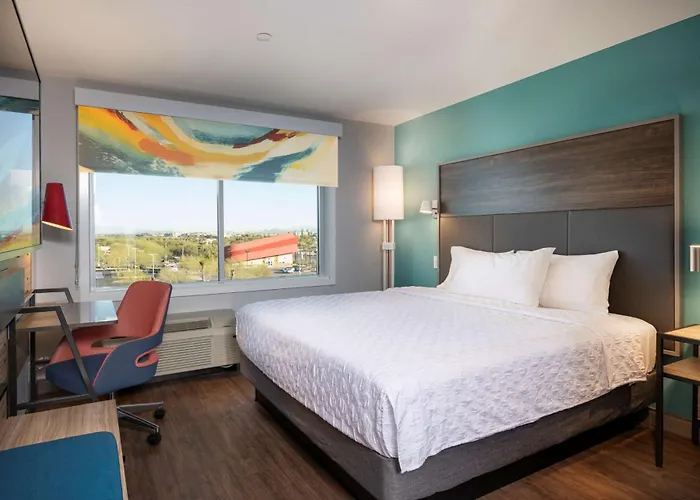 Tru By Hilton Phoenix Westgate 3*