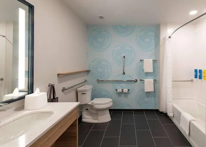 Hotel Tru By Hilton Phoenix Westgate 3*
