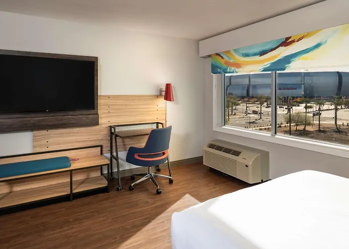 Tru By Hilton Phoenix Westgate 3*