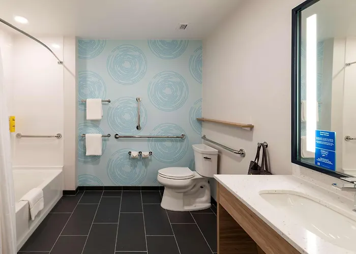 Tru By Hilton Phoenix Westgate 3*