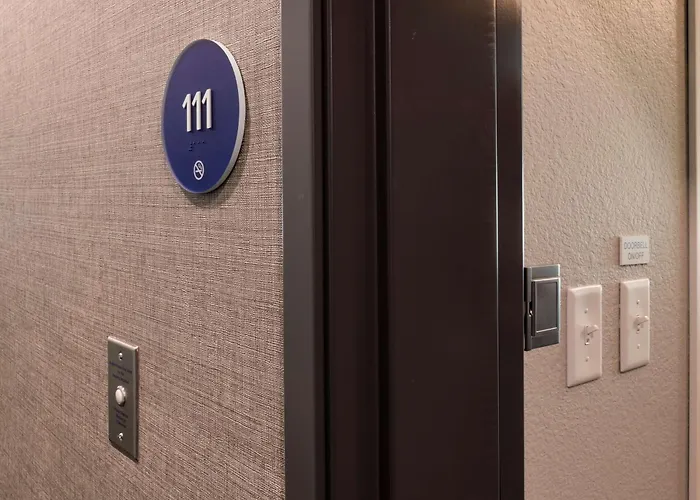 Tru By Hilton Phoenix Westgate 3*
