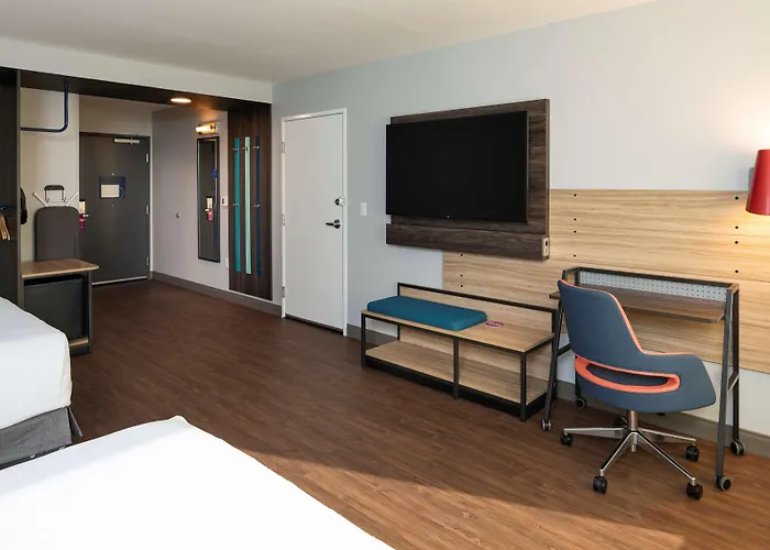 Tru By Hilton Phoenix Westgate Hotel